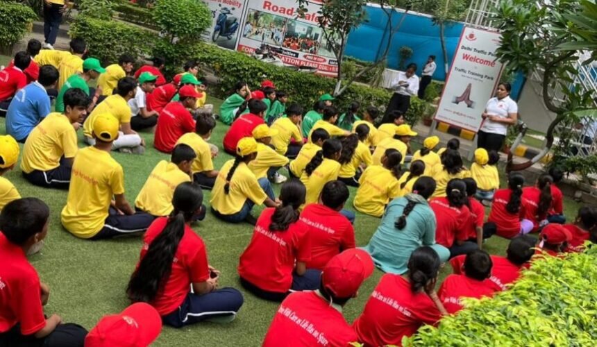 ट्रैफिक पुलिस के सहयोग से 1200 से अधिक छात्रों को व्यावहारिक प्रशिक्षण