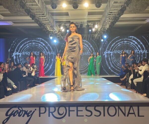 अभिनेत्री तेजस्वी प्रकाश ने रैम्प पर बिखेरा जलवा