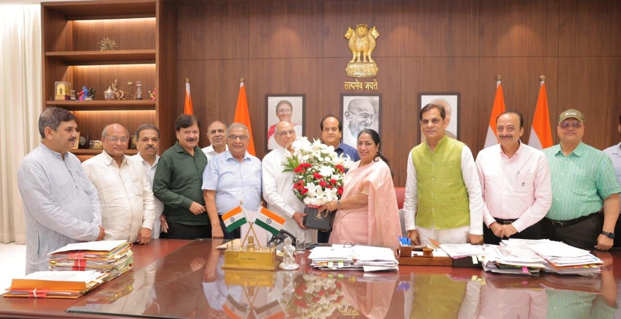 Rekha Gupta: द‍िल्‍ली CM ने व्‍यापार‍ियों को द‍िलाया भरोसा, कहा- नहीं होगी बाजारों की श‍िफ्ट‍िंग