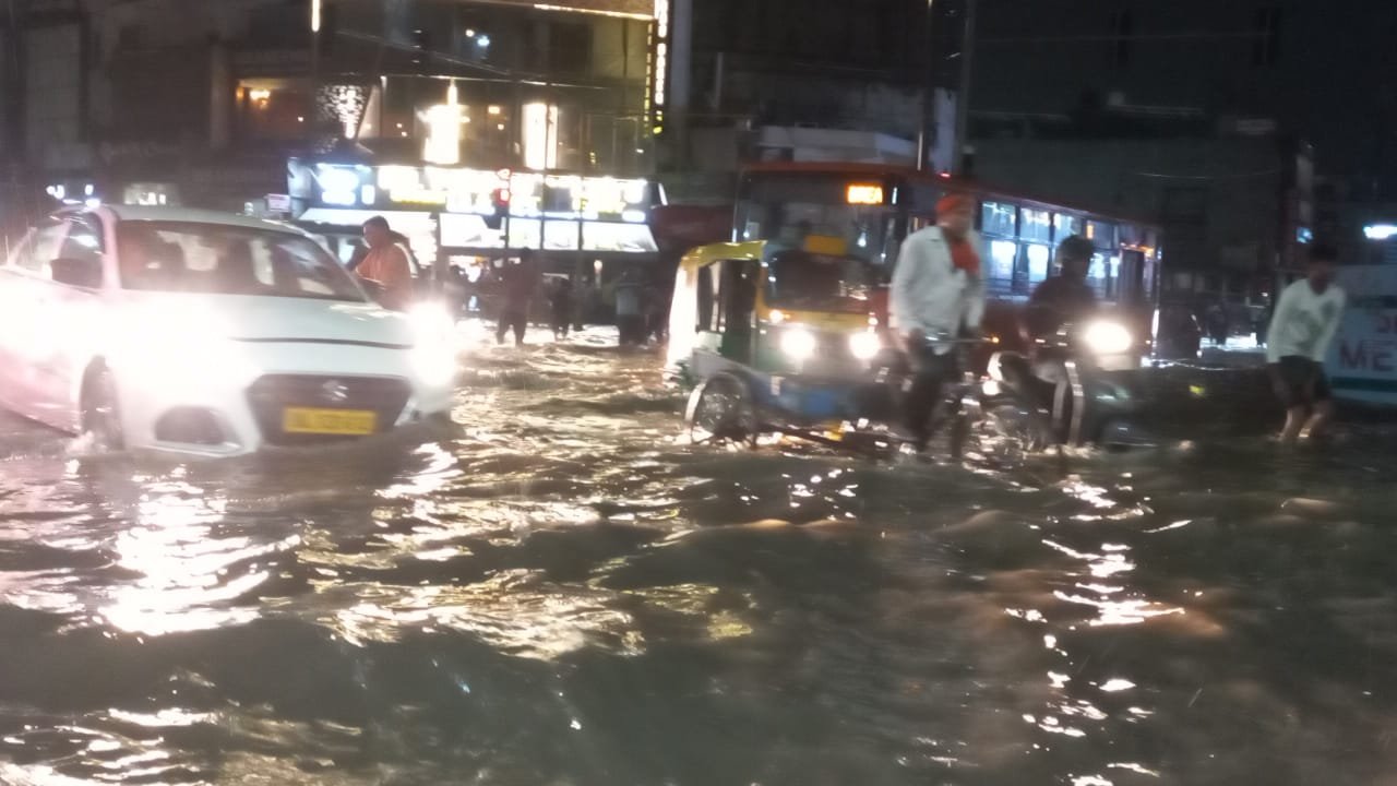 Delhi Monsoon: दिल्ली में झमाझम बारिश, गर्मी-उमस से राहत, आज भी छाए रहेंगे बादल