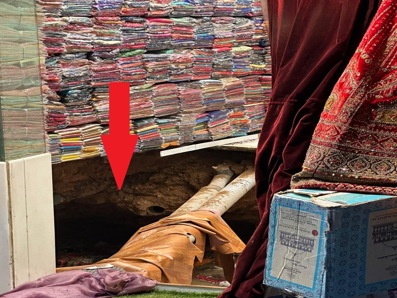 Delhi News: पुरानी द‍िल्‍ली में अचानक 15 फुट धंसा दुकान का फर्श, मचा हड़कंंप