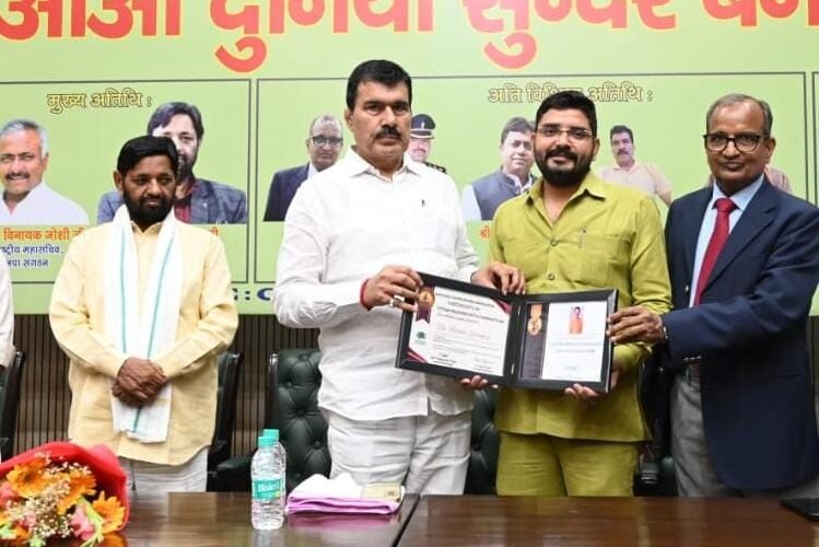 पूर्व केंद्रीय राज्य मंत्री ने डॉ. रवि देव कर्मयोगी को दिया ‘उत्तर प्रदेश रत्न’ सम्मान